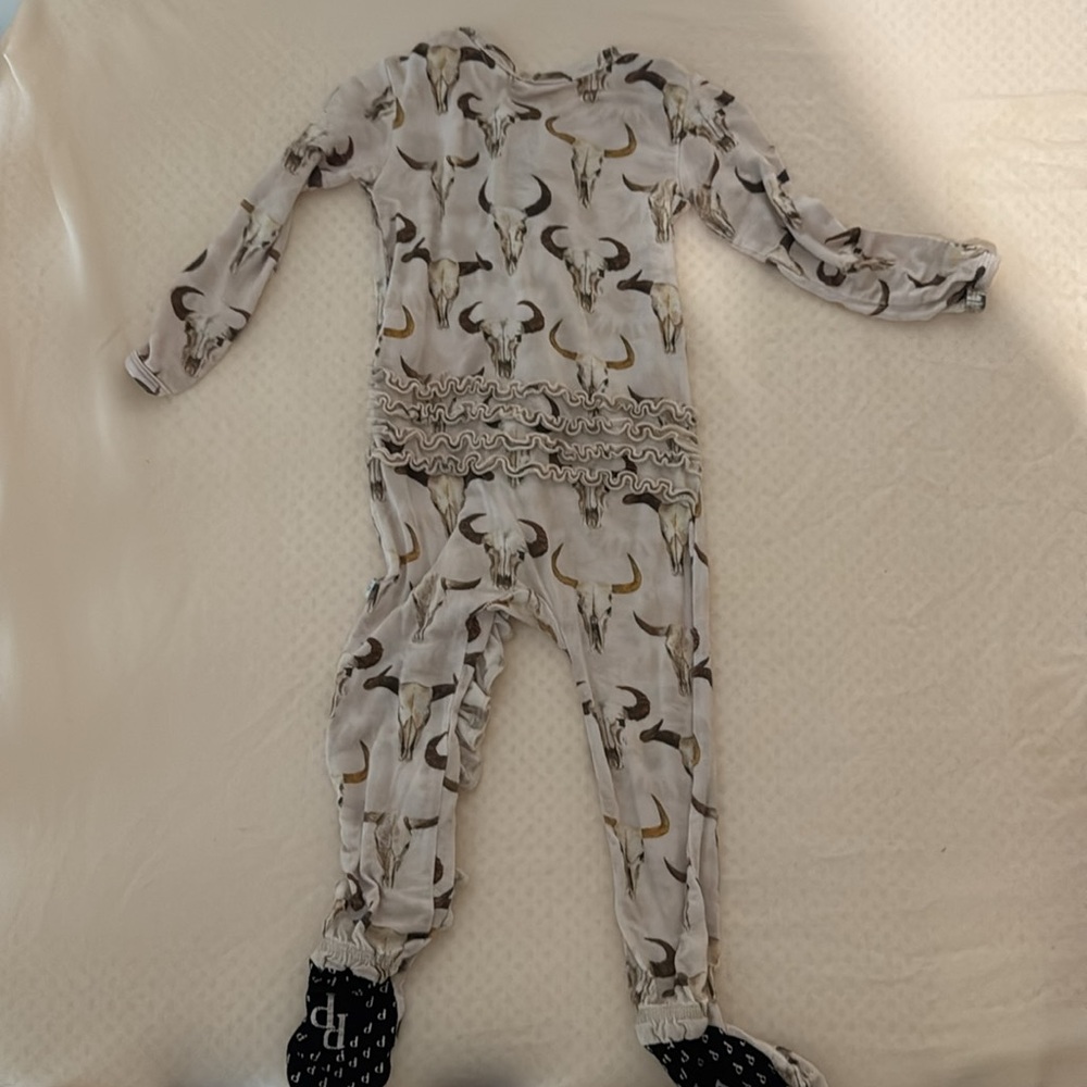 Outfit - Picture 2 of 2